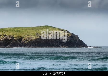 Die wilde, zerklüftete Küste von Pentire Point East vom Fistral Beach in Newquay in Cornwall in Großbritannien aus gesehen. Stockfoto