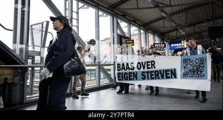 DEN BOSCH - Sympathisanten von Wim van Dijk werden im Justizpalast tätig. Der Präsident der Life Endowment Foundation steht vor den Richtern des Strafgerichts mit drei Richtern. Er hat 213 Menschen ein Testament mit einem Anti-Anfall-Medikament gegeben. ANP ROB ENGELAAR niederlande aus - belgien aus Stockfoto