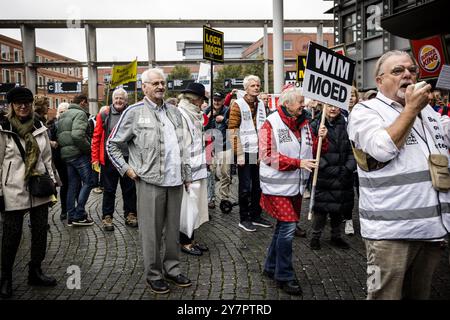 DEN BOSCH - Sympathisanten von Wim van Dijk werden im Justizpalast tätig. Der Präsident der Life Endowment Foundation steht vor den Richtern des Strafgerichts mit drei Richtern. Er hat 213 Menschen ein Testament mit einem Anti-Anfall-Medikament gegeben. ANP ROB ENGELAAR niederlande aus - belgien aus Stockfoto
