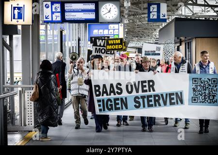 DEN BOSCH - Sympathisanten von Wim van Dijk werden im Justizpalast tätig. Der Präsident der Life Endowment Foundation steht vor den Richtern des Strafgerichts mit drei Richtern. Er hat 213 Menschen ein Testament mit einem Anti-Anfall-Medikament gegeben. ANP ROB ENGELAAR niederlande aus - belgien aus Stockfoto