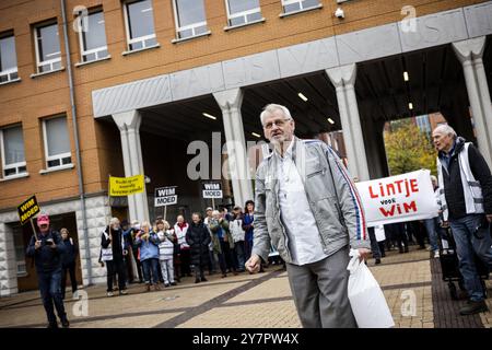 DEN BOSCH - Wim van Dijk kommt im Justizpalast an. Der Präsident der Life Endowment Foundation steht vor den Richtern der drei-Richter-Strafrechtsabteilung. Er hat 213 Menschen ein Testament mit einem Anti-Anfall-Medikament gegeben. ANP ROB ENGELAAR niederlande aus - belgien aus Stockfoto