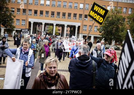 DEN BOSCH - Wim van Dijk kommt im Justizpalast an. Der Präsident der Life Endowment Foundation steht vor den Richtern der drei-Richter-Strafrechtsabteilung. Er hat 213 Menschen ein Testament mit einem Anti-Anfall-Medikament gegeben. ANP ROB ENGELAAR niederlande aus - belgien aus Stockfoto