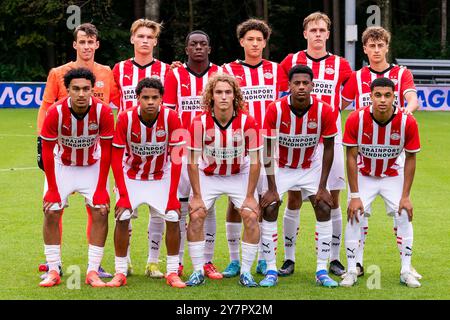 EINDHOVEN, NIEDERLANDE - 1. OKTOBER: Teamphoto von PSV U19 mit Tijn Smolenaars von PSV Eindhoven U19, EUS Waayers von PSV Eindhoven U19, Michael Anthony Bresser von PSV Eindhoven U19, Samuel Van Hoogen von PSV Eindhoven U19, Floris Bos von PSV Eindhoven U19, Fabian Merien von PSV Eindhoven UPSV Joel van den Berg vom PSV Eindhoven U19 und Ayodele Thomas vom PSV Eindhoven U19 während des Spiels der UEFA Youth Champions League 2024/25 zwischen PSV Eindhoven und Sporting Clube de Portugal auf dem PSV Campus Stockfoto