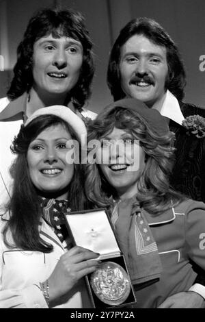 Dateifoto vom 25./02/76 die Brotherhood of man Popgruppe Lee Sheridan (oben links), Martin Lee, Nicky Stevens (unten links) und Sandra Stevens mit ihrer Medaille in der Royal Albert Hall, London, nachdem sie als britische Repräsentanten im Eurovision Song Contest ausgewählt wurden. Sänger Martin Lee, Mitglied der Gruppe Brotherhood of man, der 1976 den Eurovision Song Contest für Großbritannien gewann, starb im Alter von 77 Jahren, wie die Band mitteilte. Ausgabedatum: Dienstag, 1. Oktober 2024. Stockfoto