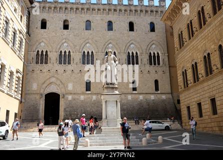 Statue von Salustio Bandini im Palazzo Salimbeni in Siena, Toskana, Italien Stockfoto