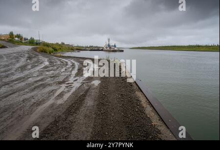 Schlammige Straßenansicht eines Binnenschiffs am Hafen im Mackenzie River bei Inuvik, Nordwest Territories, Kanada Stockfoto