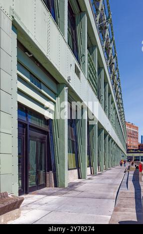 Pier 57, geboren als Dampfschiff-Liegeplatz, umgewandelt zum Busdepot, dann aufgegeben; heute wiedergeboren als Food Court, Dachgarten, Veranstaltungsraum und Büros. Stockfoto