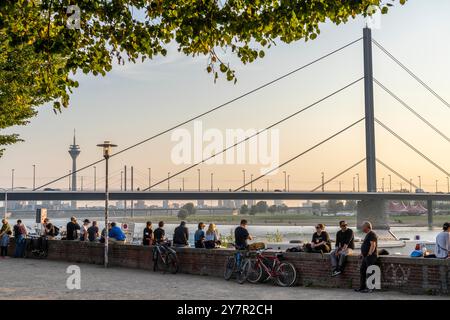 Rheinpromenade am Joseph-Beuys-Ufer, Blick auf die Oberkassler Brücke, Fortuna Büdchen, Kiosk am Rheinufer, beliebter Treffpunkt vor allem Stockfoto