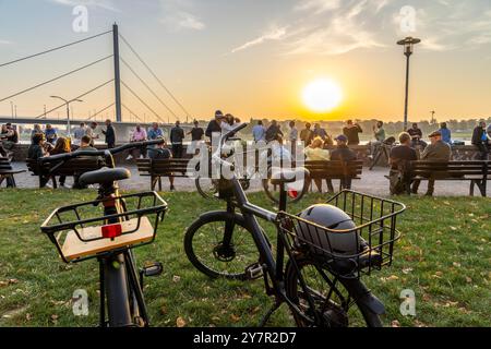 Rheinpromenade am Joseph-Beuys-Ufer, Blick auf die Oberkassler Brücke, Fortuna Büdchen, Kiosk am Rheinufer, beliebter Treffpunkt vor allem Stockfoto