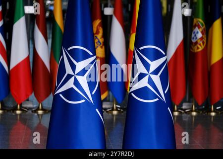 Brüssel, Belgien Oktober 2024. Die Nationalflaggen der Länder, die Mitglied der NATO sind, im Hauptquartier der Organisation in Brüssel, Belgien am 1. Oktober 2024. Quelle: ALEXANDROS MICHAILIDIS/Alamy Live News Stockfoto