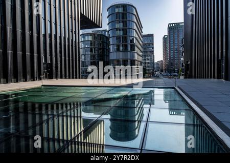 Medienhafen Düsseldorf, auf der linken Seite der Turm des Hyatt Regency Hotels, Bürogebäude, Speditionsstraße, NRW, Deutschland Stockfoto