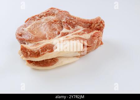 Mehrere Steaks mit rohem Schweinefleisch in Reihe, bereit zum Marinieren Stockfoto