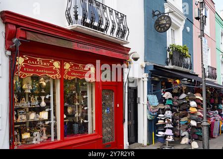 Farbenfrohe Geschäfte mit Tischen im Freien in der Portobello Road Stockfoto