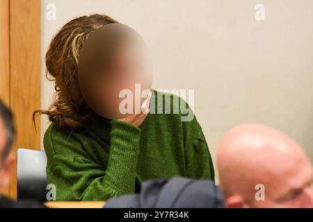 Tongeren, Belgien. Oktober 2024. Die Angeklagte Jouhara A., die während der Jury im Prozess zum Mord an dem niederländischen Geschäftsmann Marcel Van Hout in Tongeren am Dienstag, den 1. Oktober 2024, dargestellt wurde. Marcel van Hout wurde am 21. November 2017 mit zwei Schüssen in seiner Villa am Tisselrietweg in Pelt getötet. Seine Geliebte Jouhara A. (52) und sein Handwerker Roger C. (54) müssen antworten. BELGA FOTO JILL DELSAUX Credit: Belga News Agency/Alamy Live News Stockfoto