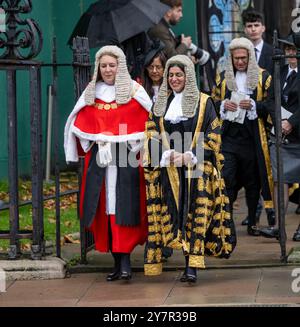 London, Großbritannien. Oktober 2024. Richter verlassen die Westminster Abbey-Dienststelle für den Beginn des neuen Rechtsjahres, geleitet vom Lord Chief Justice und dem Lord Chancellor, dargestellt Lady Chief Justice Dame Sue Carr und Shabana Mahmood, Lord Chancellor, Credit: Ian Davidson/Alamy Live News Stockfoto