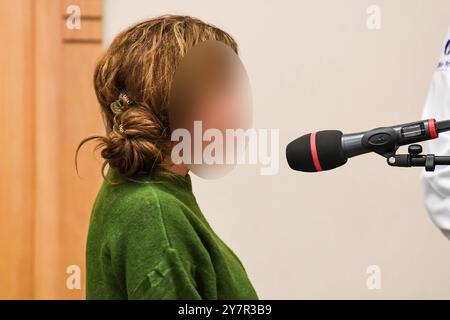 Tongeren, Belgien. Oktober 2024. Die Angeklagte Jouhara A., die während der Jury im Prozess zum Mord an dem niederländischen Geschäftsmann Marcel Van Hout in Tongeren am Dienstag, den 1. Oktober 2024, dargestellt wurde. Marcel van Hout wurde am 21. November 2017 mit zwei Schüssen in seiner Villa am Tisselrietweg in Pelt getötet. Seine Geliebte Jouhara A. (52) und sein Handwerker Roger C. (54) müssen antworten. BELGA FOTO JILL DELSAUX Credit: Belga News Agency/Alamy Live News Stockfoto