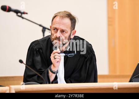 Tongeren, Belgien. Oktober 2024. Rechtsanwalt Bart Vosters, dargestellt während der Verlosung der Jury im Prozess wegen Mordes an dem niederländischen Geschäftsmann Marcel Van Hout in Tongeren, Dienstag, den 1. Oktober 2024. Marcel van Hout wurde am 21. November 2017 mit zwei Schüssen in seiner Villa am Tisselrietweg in Pelt getötet. Seine Geliebte Jouhara A. (52) und sein Handwerker Roger C. (54) müssen antworten. BELGA FOTO JILL DELSAUX Credit: Belga News Agency/Alamy Live News Stockfoto