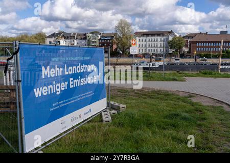 Baustelle für Landstromanlagen für die Binnenschifffahrt, die Frachtschiffe beziehen dann Strom vom Festland und müssen nicht Ihre Dieselmotoren laufen lassen, Umweltschutz, Klimaprojekt, weniger Emissionen, Duisburg, NRW, Deutschland, Landstrom Hafen *** Baustelle für Landstromanlagen für die Binnenschifffahrt, Frachtschiffe werden dann Strom vom Festland beziehen und ihre Dieselmotoren nicht mehr betreiben müssen, Umweltschutz, Klimaprojekt, weniger Emissionen, Duisburg, NRW, Deutschland, Landstromanschluss Stockfoto