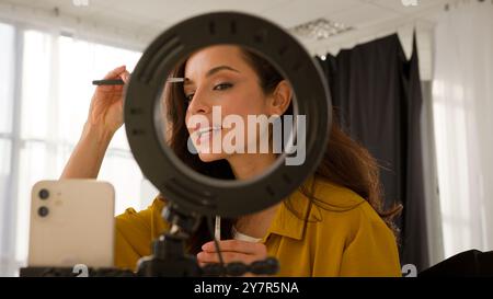 Good Caucasian Frau Dame Influencer trendige Blogger Aufnahme Video Vlog Make-up Blog Streaming Verwenden Handy Ring Lampe Stabilisator weibliche Mädchen Stockfoto