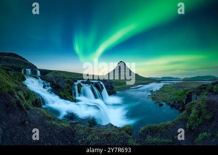 Panoramablick auf den Wasserfall Kirkjufellsfoss unter unglaublichem Himmel mit Nordlichtern. Fantastische Landschaft mit Kirkjufell-Volkano und Polarlichtern in Island. Aurora borealis Stockfoto