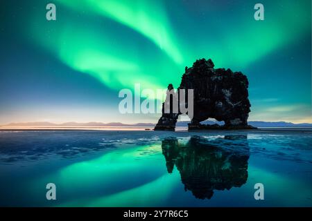 Aurora borealis (Nordlichter) über dem Basaltstapel Hvitserkur auf der Halbinsel Vatnsnes, Island. Wunderschöne isländische Landschaft mit Polarlichtern Stockfoto