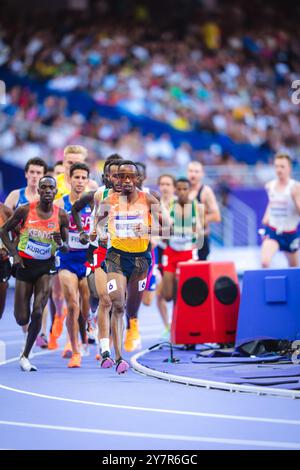 Thierry Ndikumwenayo nahm an den 5000 Metern bei den Olympischen Spielen 2024 in Paris Teil. Stockfoto