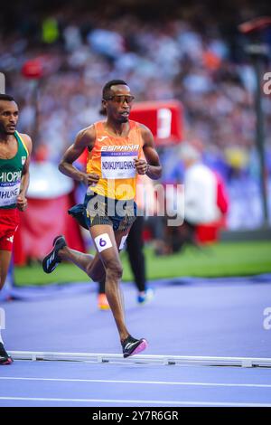 Thierry Ndikumwenayo nahm an den 5000 Metern bei den Olympischen Spielen 2024 in Paris Teil. Stockfoto