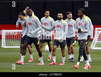 Liverpool, Großbritannien. Oktober 2024; Anfield und AXA Training Centre, Liverpool, Merseyside, England; Pressekonferenz und Training vor dem UEFA Champions League Spiel zwischen Liverpool und Bologna in Liverpool, England; Mohamed Salah aus Liverpool teilt einen Witz mit Ibrahima Konate während der heutigen Trainingseinheit im Liverpool AXA Training Centre in Kirkby vor dem morgigen Champions League Spiel gegen Bologna Credit: Action Plus Sports Images/Alamy Live News Stockfoto