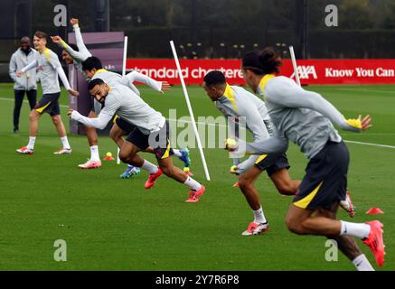 Liverpool, Großbritannien. 1. Oktober 2024; Anfield und AXA Training Centre, Liverpool, Merseyside, England; Pressekonferenz und Training vor dem UEFA Champions League Spiel zwischen Liverpool und Bologna in Liverpool, England; Mohamed Salah nimmt mit Trent Alexander-Arnold und Darwin Nunez während des heutigen Trainings im Liverpool AXA Training Centre in Kirkby vor dem morgigen Champions League Spiel gegen Bologna auf Credit: Action Plus Sports Images/Alamy Live News Stockfoto