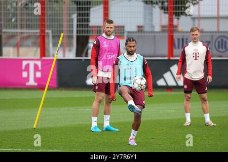 Serge Gnabry (FC Bayern München, 07) mit Ball beim Training mit Joshua Kimmich (FC Bayern München, 06) und Eric Dier (FC Bayern München, 15), Abschlusstraining, FC Bayern München, Fussball, UEFA Champions League, 2. Spieltag, Saison 24/25, 01.10.2024, Foto: Eibner-Pressefoto/Jenni Maul Stockfoto