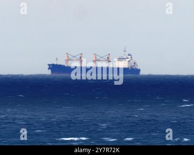 Margate, Kent, Großbritannien. Oktober 2024. Umstrittenes Frachtschiff MV Ruby, das näher an der Küste von Kent (etwa 24 Meilen vor der Küste) vor Margate gesehen wurde - heute Nachmittag vom North Foreland Leuchtturm, Broadstairs, dargestellt. Quelle: James Bell/Alamy Live News Stockfoto