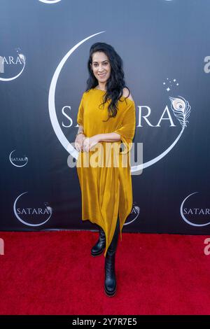 Burbank, USA. 30. September 2024. Sängerin Radhika Vekaria nimmt an der offiziellen Grand Opening Celebration von SATARA Wellness im SATARA-House of Mystical Wellness, Los Angeles, CA, 30. September 2024 Teil Credit: Eugene Powers/Alamy Live News Stockfoto