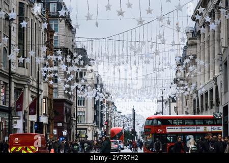 Oxford Street, London, Großbritannien. Oktober 2024. Weihnachtsdekorationen werden in der Oxford Street in London installiert. Quelle: Matthew Chattle/Alamy Live News Stockfoto