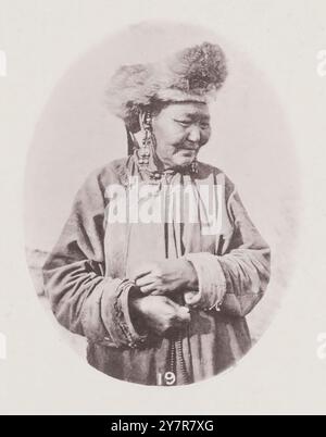 Vintage-Foto von chinesischer weiblicher Coiffure. Die alte Dame, die dem Leser auf diesem Foto präsentiert wurde, zeigt noch einen anderen Kopfbedeckungsstil, der von mongolischen Frauen während der Wintermonate getragen wurde. Die Kappe ist aus Fell. Stockfoto