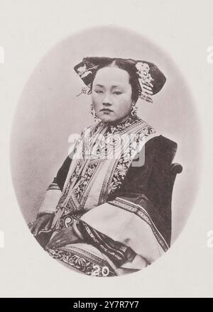 Chinesische weibliche Coiffure. Dieses Foto zeigt die Koniffure verheirateter Mandschu- oder Tatarenmatronen. Stockfoto