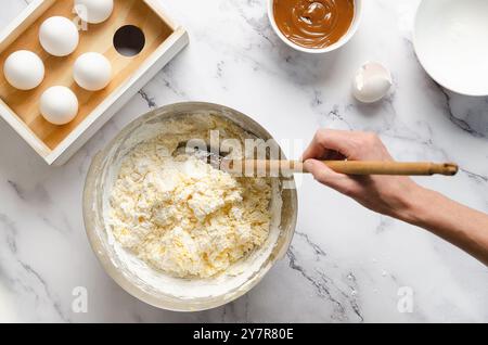 Zubereitung des Teigs für die Zubereitung von Keksen und Maisstärke Alfajores. Eier, Butter, Maisstärke, Backpulver und Dulce de leche. Stockfoto