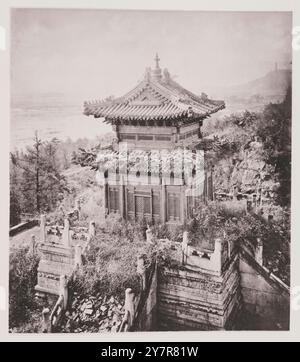 Vintage-Blick auf den Kaiserlichen Sommerpalast, Yuen-Ming-Yuen. Bronzestempel, Wan-Show-Shan. Peking dieses Bild zeigt eines der interessantesten Gebäude auf dem Gelände des Kaiserlichen Sommerpalastes, das am Fuße des Wan-Show-shan auf der Basis von weißem Marmor steht und vollständig aus massiver Bronze gebaut ist. Es ist ein sehr perfektes Beispiel für die chinesische Tempelarchitektur und zeigt, wie es tut, die kleinsten Details der Konstruktion und die Fähigkeit, mit der die Chinesen in Metallen arbeiten und sie an fast jeden Gebrauch anpassen können. Stockfoto