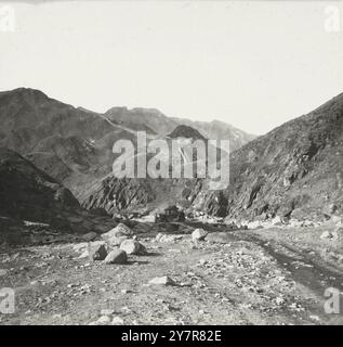 Vintage-Blick auf den Nankow Pass, wenige Stunden von den Ming-Gräbern entfernt und in der Nähe des Pataling Gate der Chinesischen Mauer. Romyn Hitchcock, Fotograf. 1880er Jahre Stockfoto