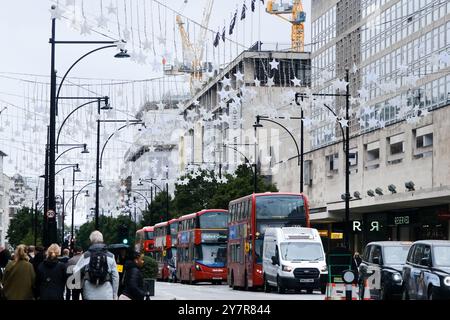 Oxford Street, London, Großbritannien. Oktober 2024. Weihnachtsdekorationen werden in der Oxford Street in London installiert. Quelle: Matthew Chattle/Alamy Live News Stockfoto