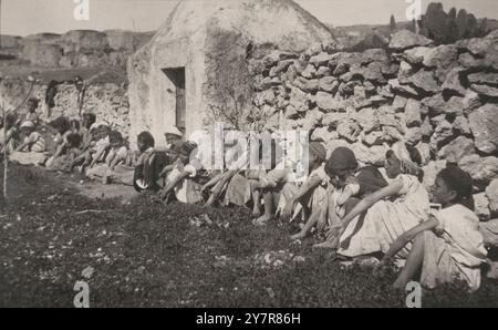 Anti-Pocken-Kampagne Dawaimeh-Hebron in Palästina, Januar - Februar 1922: Gruppe geimpfter Kinder. Stockfoto