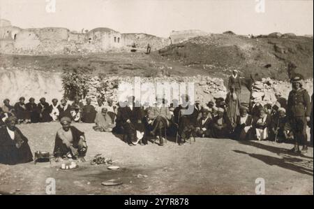 Anti-Pocken-Kampagne Dawaimeh-Hebron in Palästina, Januar - Februar 1922: Regierungsarzt mit Mukhtar und Bruder. Stockfoto