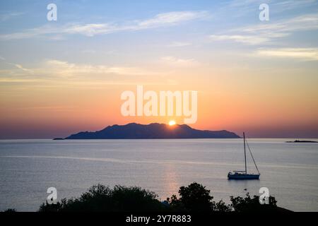 Sonnenaufgang über Molara Sardinien Italien Stockfoto