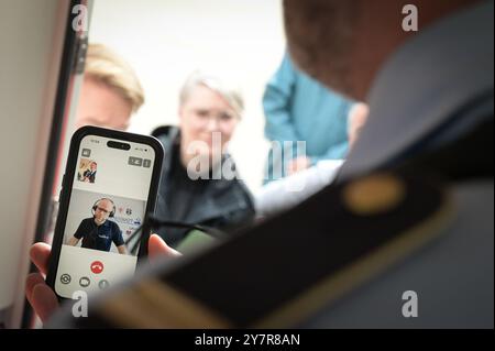 01. Oktober 2024, Sachsen-Anhalt, Halle (Saale): Ein Handydisplay zeigt den mit dem Rettungssanitäter verbundenen Tele-Notarzt. Das Land Sachsen-Anhalt testet nun in den Kreisen Mansfeld-Südharz, Saalekreis und der Stadt Halle (Saale) das Tele-Notarztmodell. Damit soll ein Rettungssanitäter am Einsatzort mit einem Notarzt in der Leitstelle verbunden werden und auf Anweisung Rettungsdienste erbringen können. Foto: Heiko Rebsch/dpa Stockfoto