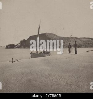 Vintage-Blick auf Fort Sumpter (d. h. Sumter), Charleston Harbor, S.C., von der Sandbank aus. USA. Stereogramm aus dem Jahr 1865, das drei Männer auf der Sandbank neben einem Boot mit drei Männern im Inneren zeigt. Das Äußere von Fort Sumter ist in der Ferne. Stockfoto