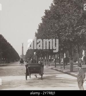 Vintage-Foto von Belages Allee, dekoriert vom heutigen Kaiser mit Statuen von Deutschlands berühmten Männern, Thiergarten, Berlin, Deutschland. 1902 war die Siegesallee ein breiter Boulevard in Berlin. 1895 ließ Kaiser Wilhelm II. Die Erweiterung einer bestehenden Allee, die mit verschiedenen Marmorstatuen geschmückt werden sollte, anordnen und finanzieren. Die Arbeiten wurden 1901 abgeschlossen. Sie verlief etwa 750 m lang durch den Tiergarten vom Kemperplatz (ein Straßenkreuz am südlichen Rand des Parks beim Potsdamer Platz) nach Norden zum ehemaligen Standort der Siegessäule am Königsplatz, nahe dem Reichstag. Stockfoto