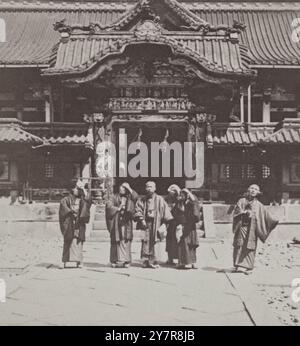 Vintage-Foto vom herrlichen Tor von Nikkos gefeiertem Tempel, Japan. 1896 Stockfoto