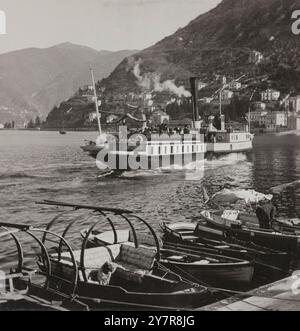 Vintage-Foto des Comer Sees und der umliegenden Berge, von der Landung, Como, Italien. Zwischen 1860-1910 Stockfoto