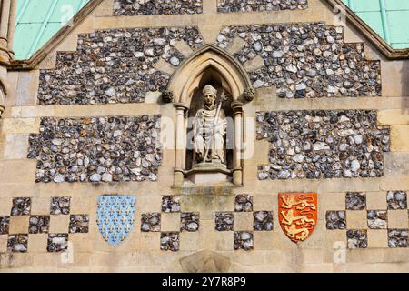 Detail über dem Eingang der Veranda mit Wappen. Great Yarmouth Minster, die größte Pfarrkirche Englands. Nach einem Bombenanschlag durch die GE wieder aufgebaut Stockfoto