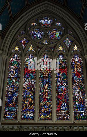 Buntglasfenster, Great Yarmouth Minster, die größte Pfarrkirche Englands. Nach den Bombenangriffen der Deutschen im 2. Weltkrieg wieder aufgebaut. Norfolk, England Stockfoto