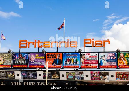 Eintritt zum Britannia Pier mit Werbung für bevorstehende Acts im Theater. Great Yarmouth, Norfolk, England Stockfoto